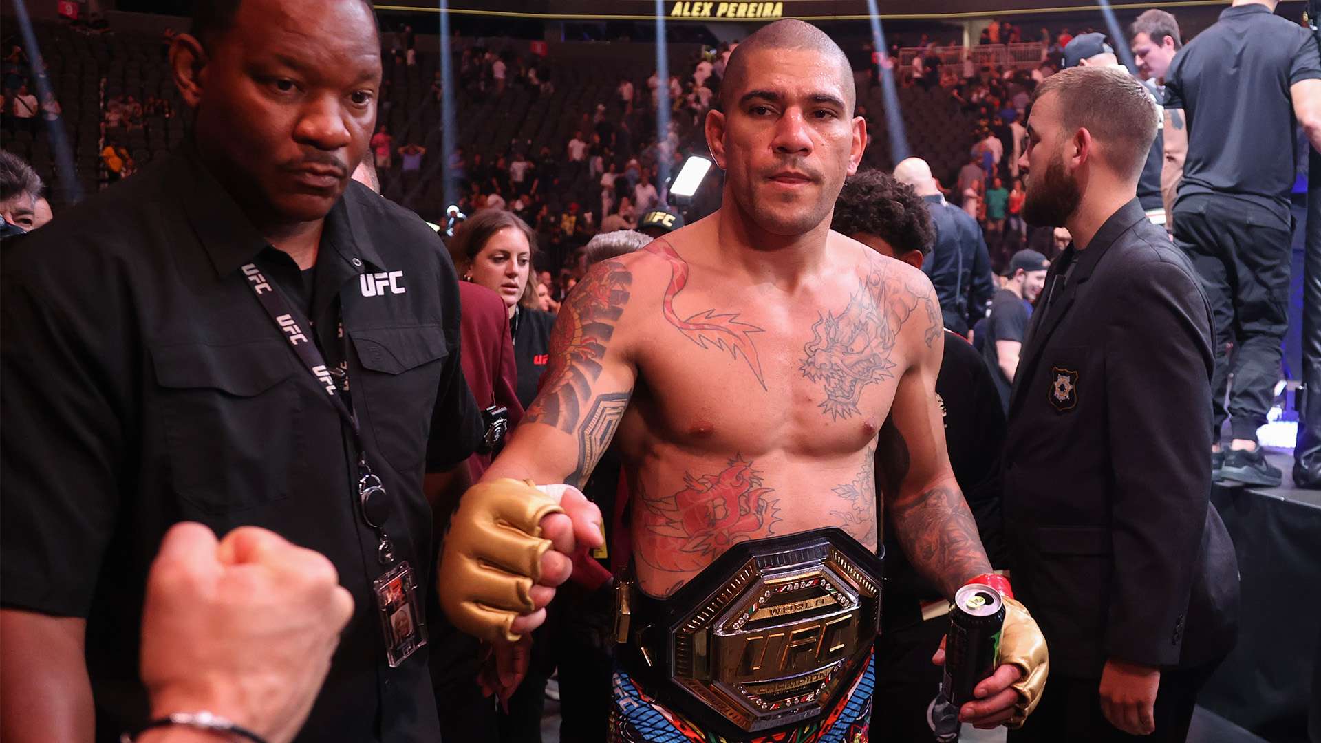 更显露出他 更显露出他